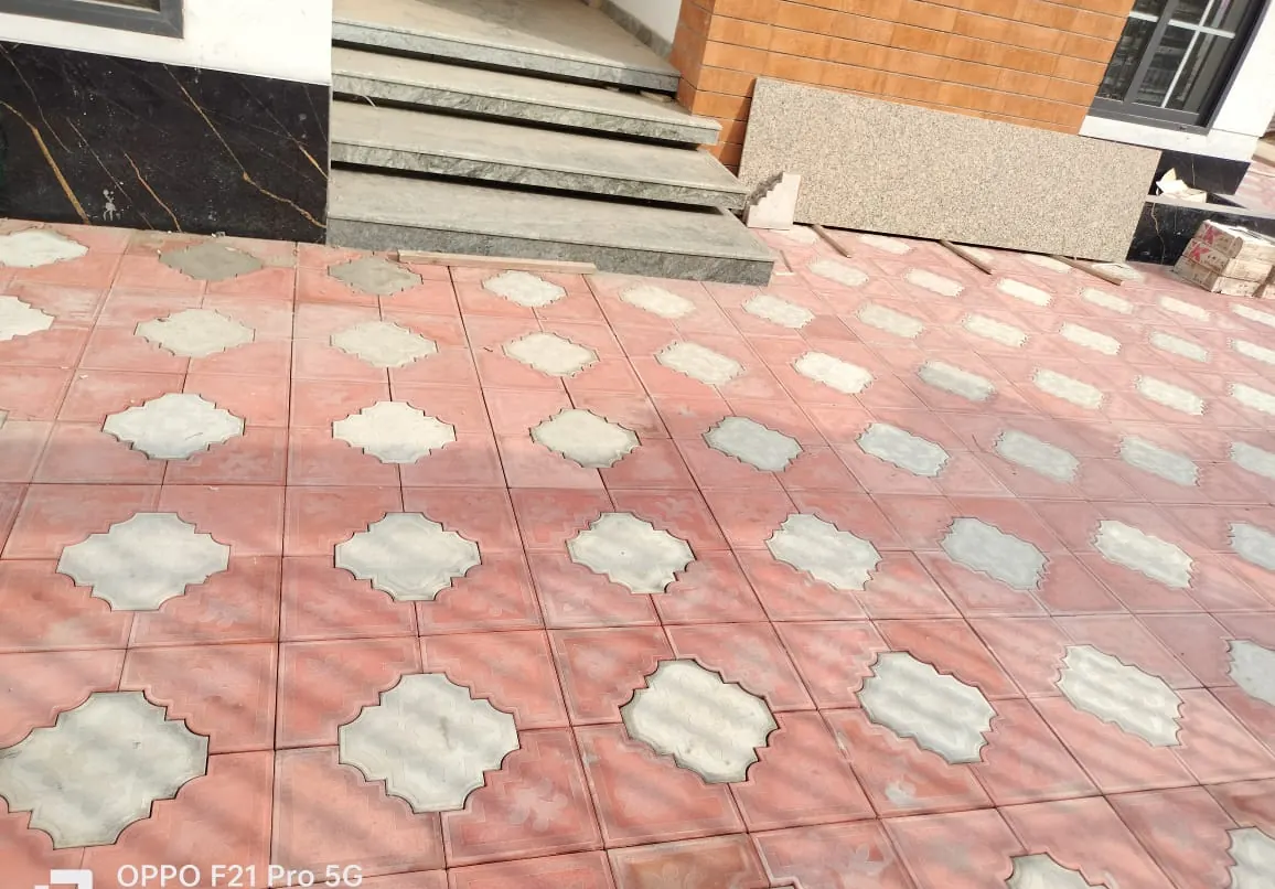 Courtyard paving with mixed-colour pavement tiles