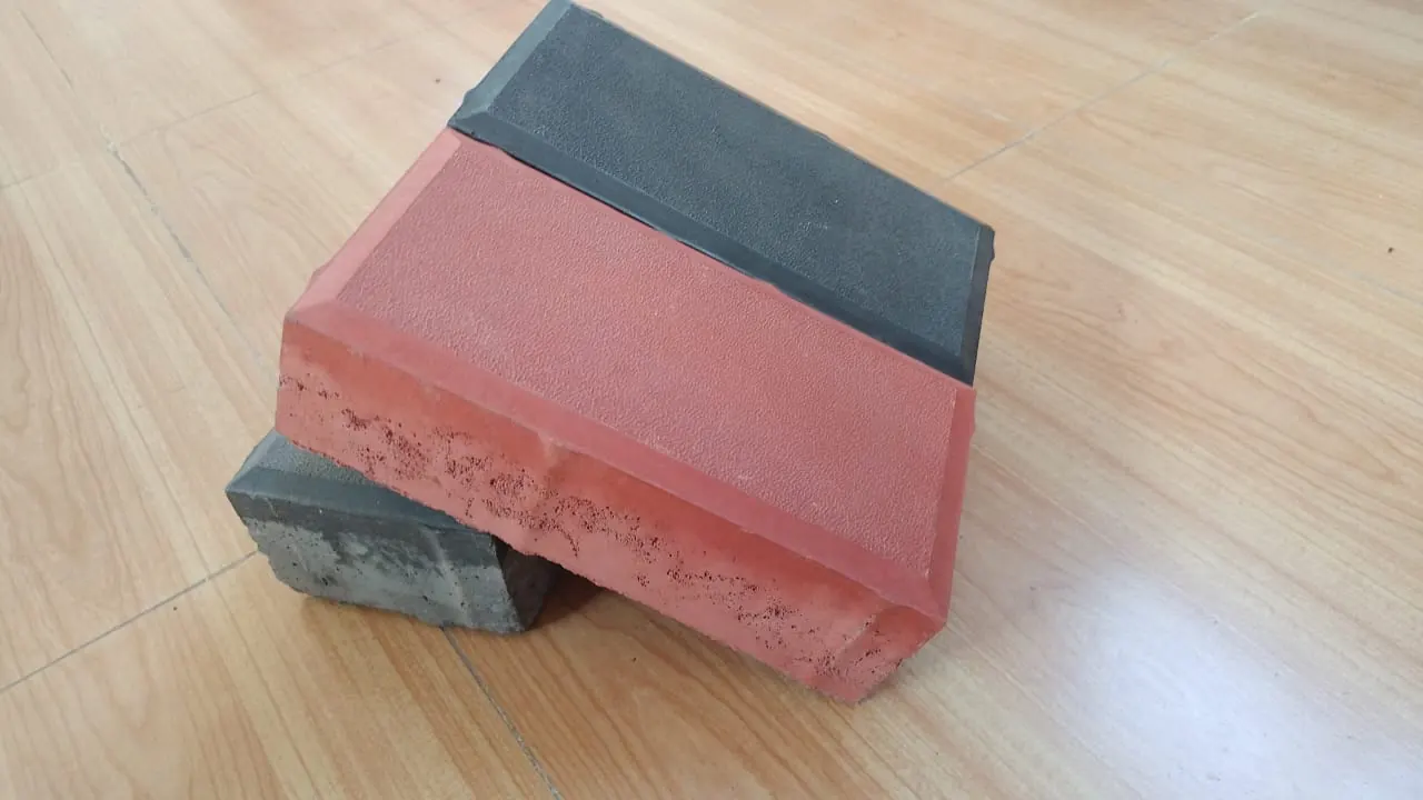 Rectangular block in red and black